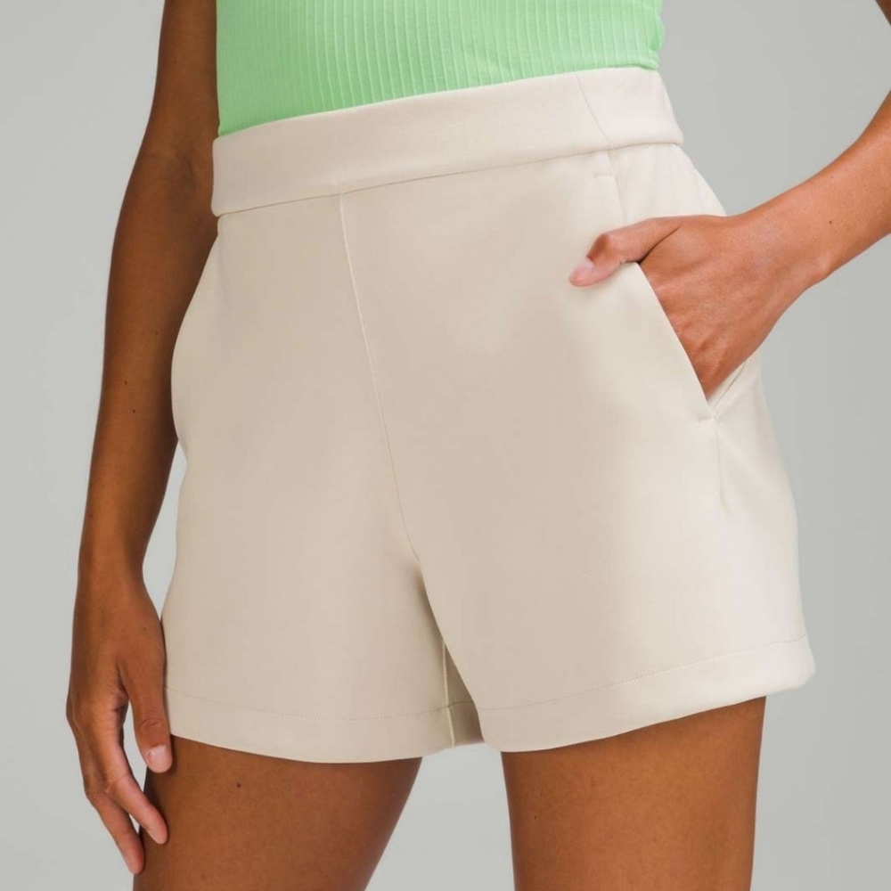 Lululemon softstreme relaxed short 4" - White Opal
